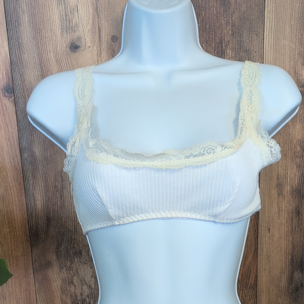 Chic Cream Lace-Trimmed Bralette XS               K120